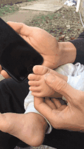 搞笑GIF：老婆大人实在是有大智慧的人 孩子脚纹做密码